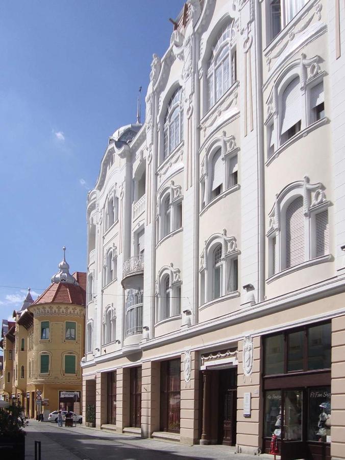 Spiegel Center Apartment Oradea Exterior photo